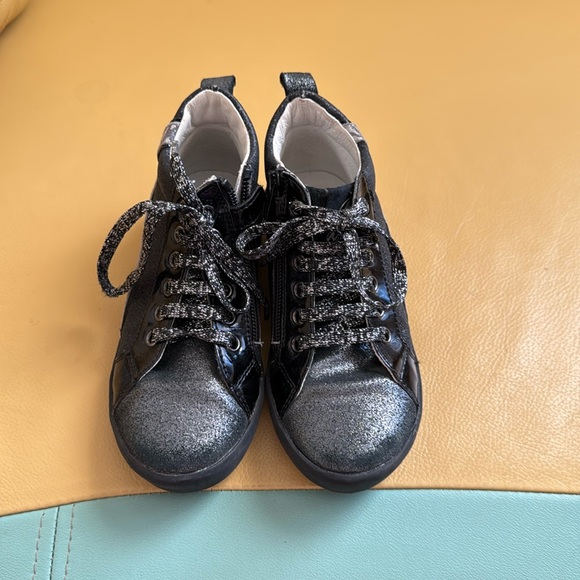 Shoes - Picture 1 of 8